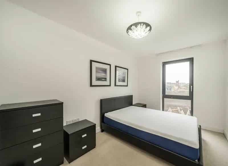 Modern 1-Bedroom Apartment  Spacious Double Bedroom Open Plan Kitchen