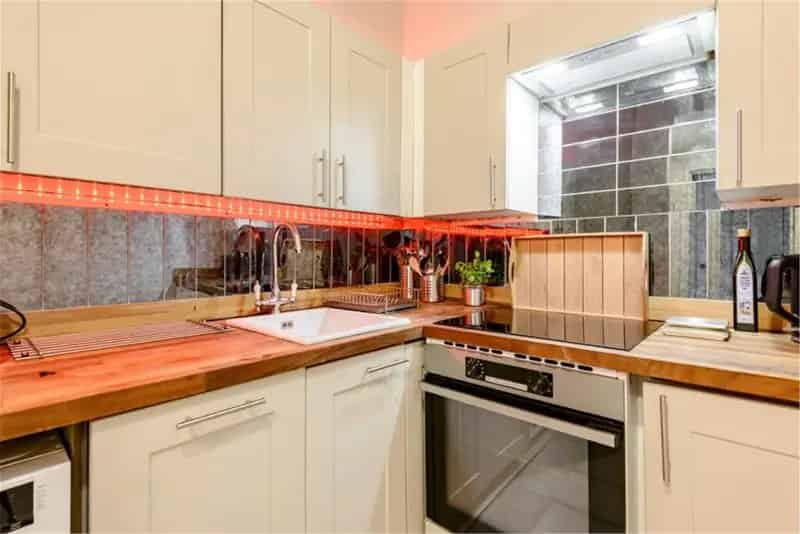 1 Bed Flat Bellevue Edinburgh - Modern Kitchen & Shower Room