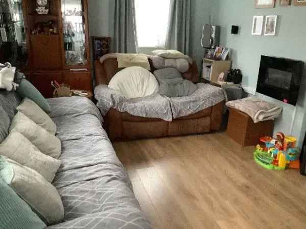 4 Bed Detached House Near Schools and Shops