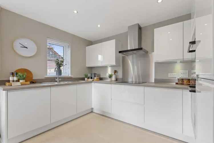 4 Bedroom Detached House with Garage and Garden Netley
