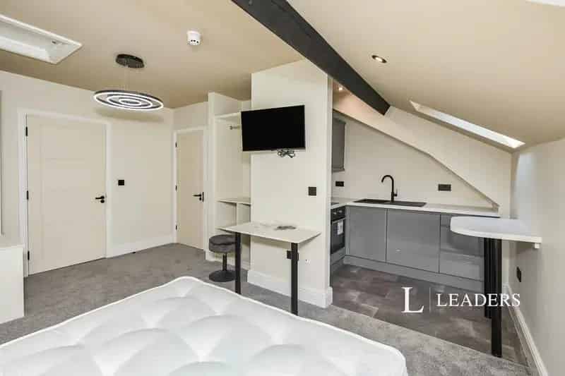 1 bedroom in a house share to rent