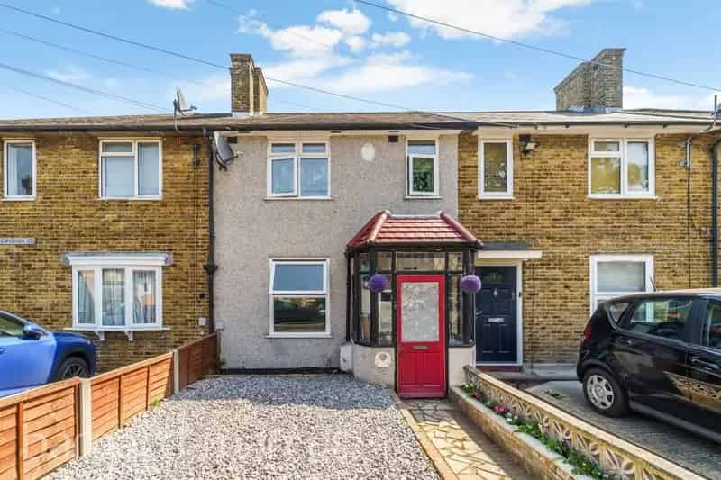 3 Bedroom House in Carshalton - Modern Kitchen & Garden