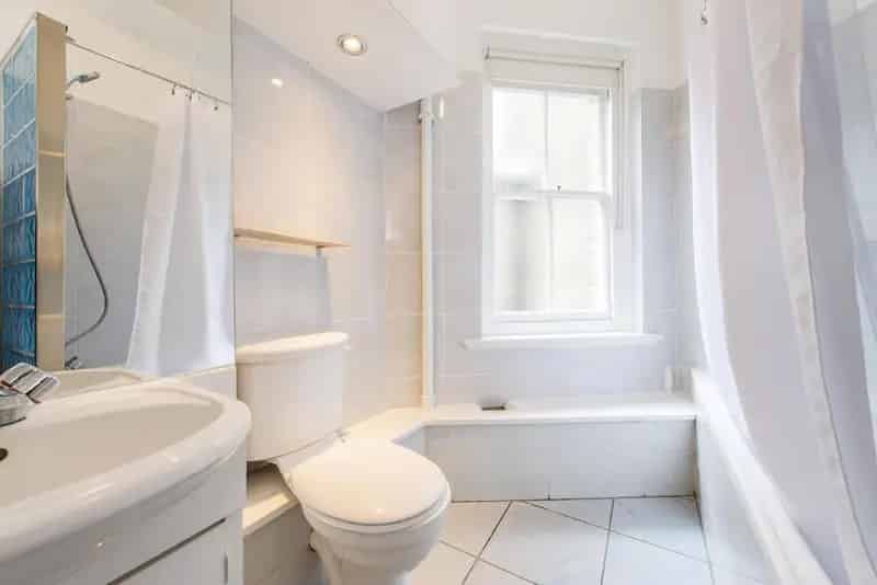 Bright 2 Bed Top Floor Apartment with Porter and Long Lease