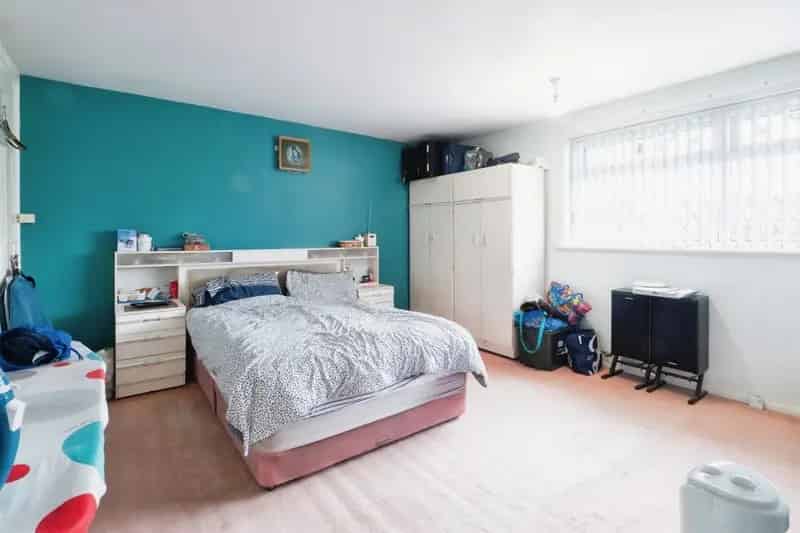 3 Bed Mid Terraced House with Garage