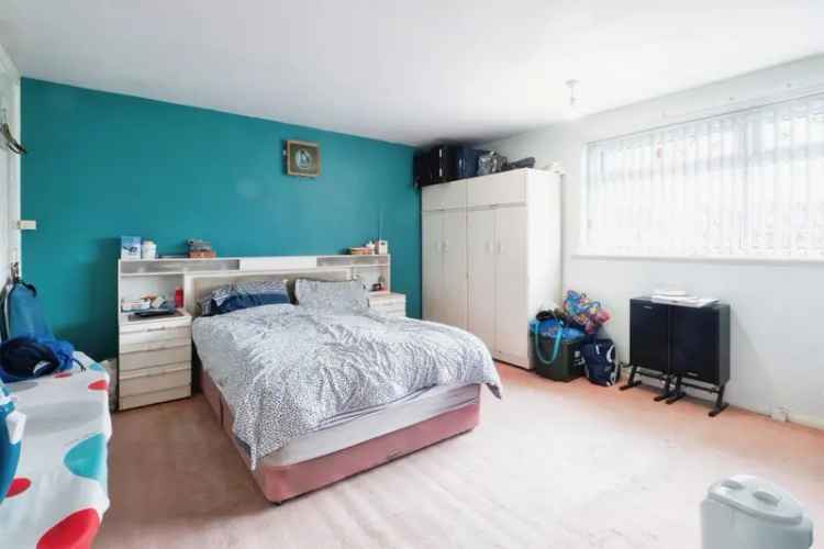 3 Bed Mid Terraced House with Garage