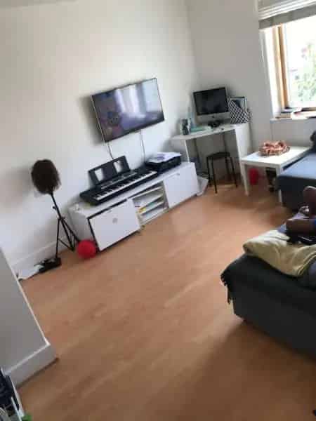 Big One-Bedroom Apartment Near Parks and Transport
