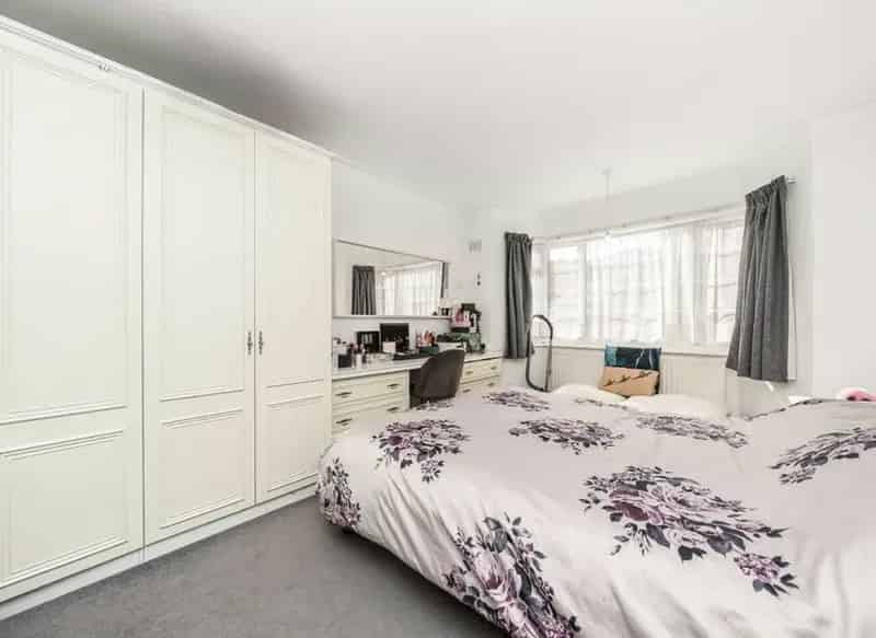 Spacious 2-Bed Apartment Deanhill Court East Sheen Share of Freehold