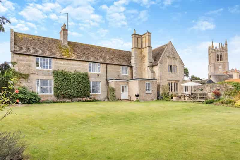 Grade II Listed 5 Bedroom Manor House 0.95 Acre Gardens