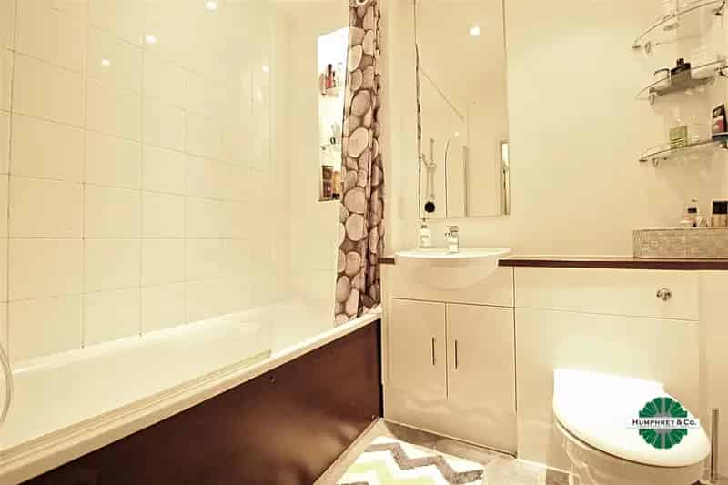 4 Bedroom House to Rent Near A406