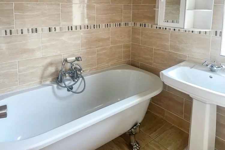 Spacious 3-Bed Detached House Pontefract Large Driveway Garage Modern Kitchen