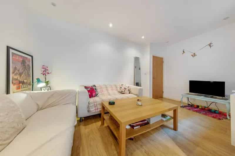 3 Bedroom Flat to Rent in Brixton