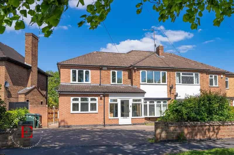 5 bedroom semi-detached house for sale