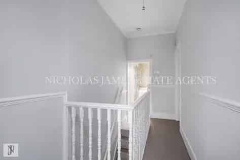 2 Bedroom House 70m² London - Modern Terrace with Garden & Driveway