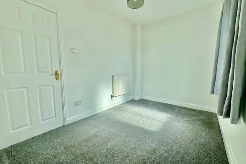 2 Bed House with Modern Kitchen and Spacious Lounge