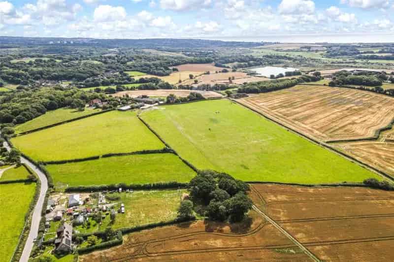 16 Acres Pastureland with Cattle Barn High Weald AONB
