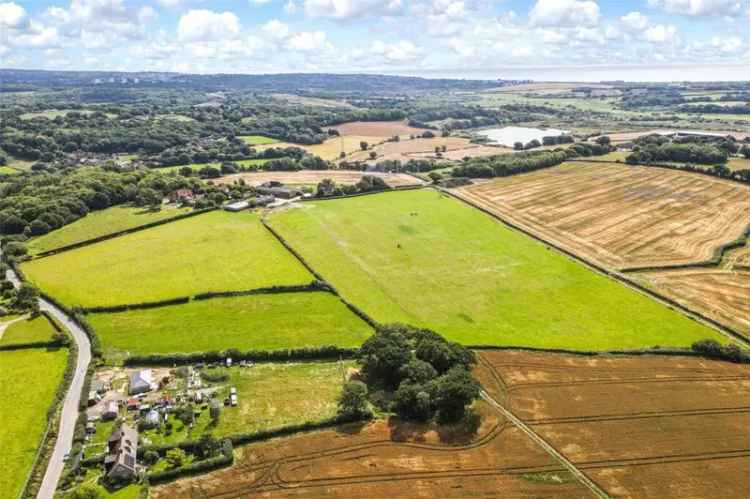 16 Acres Pastureland with Cattle Barn High Weald AONB