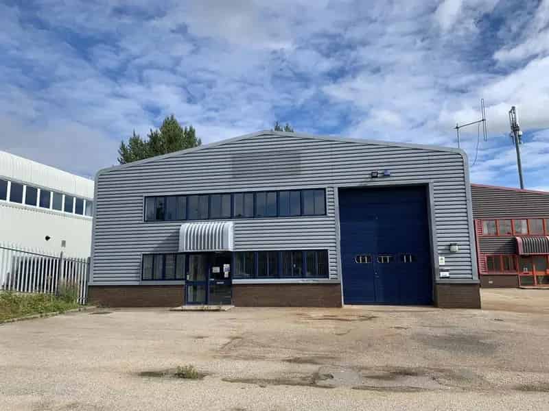 Industrial Unit with Secure Parking and High Eaves