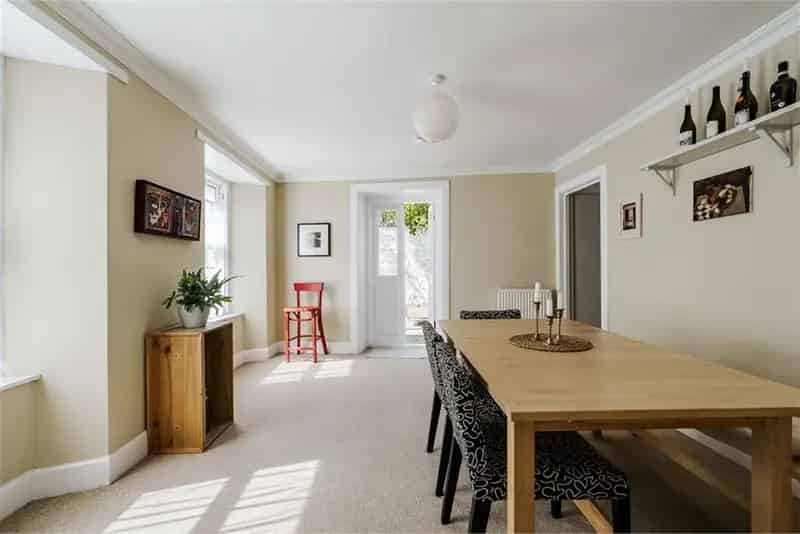 2 Bed Flat - Maindoor with 2 Reception Rooms