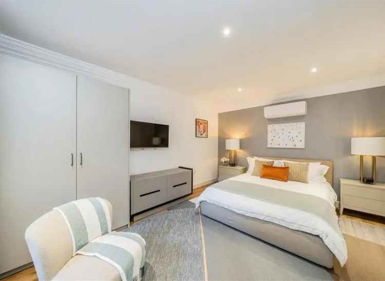 2 Bed 2 Shower Duplex Near Harrods Brompton Road