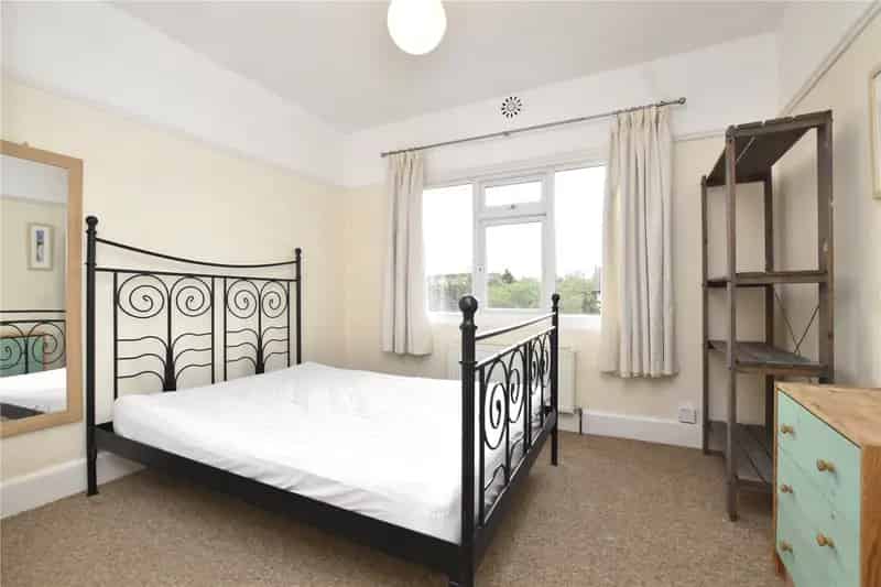 2 Bed Freehold Apartment  - No Onward Chain