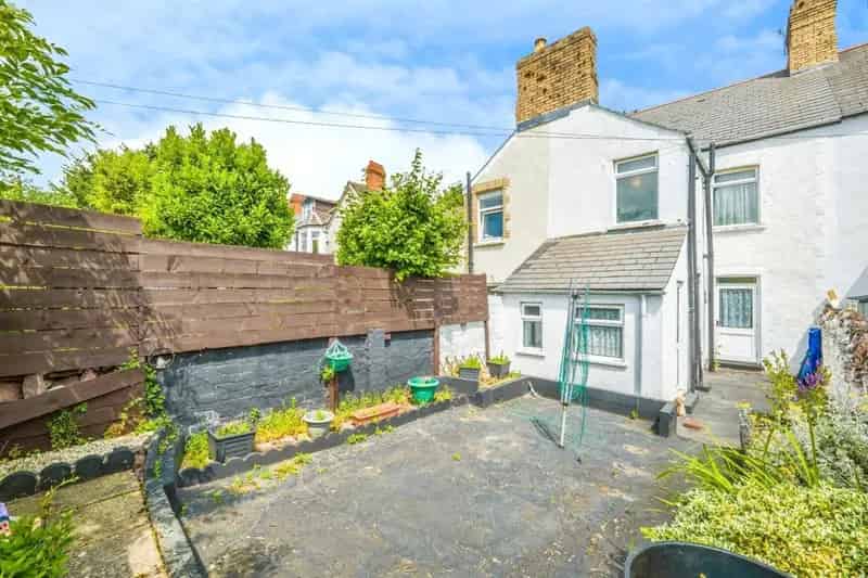 Charming 2-Bed Mid Terrace Home Near Llandaff Cathedral