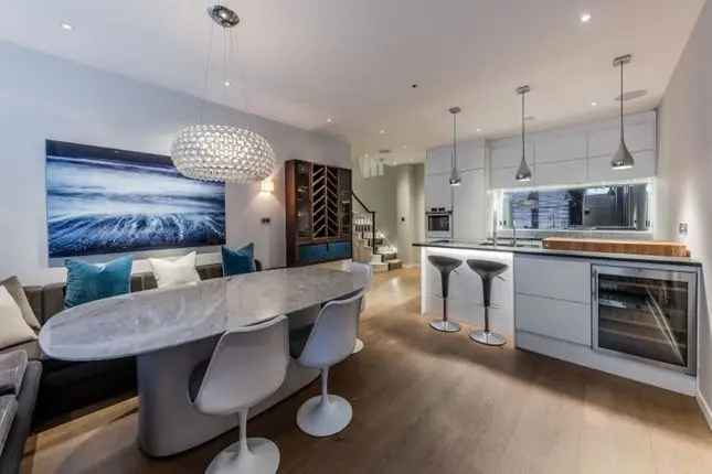 Mews House for Sale in South Kensington