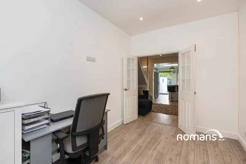 2 Bedroom Terraced House Near Aldershot Town Centre