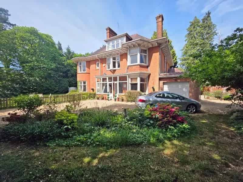 8 Bedroom Detached House for Sale