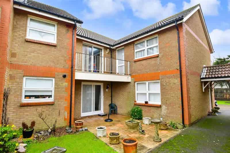 2 Bedroom Flat for Sale in Rustington with Sea Views