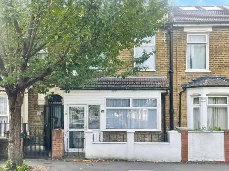 2 bedroom Mid Terrace House to rent, London, E13