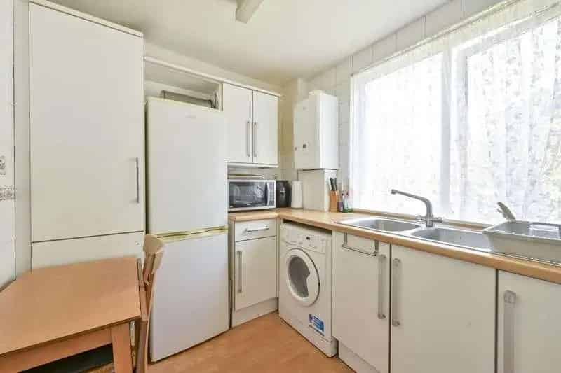 2 Bed Flat for Sale near Barnes Common