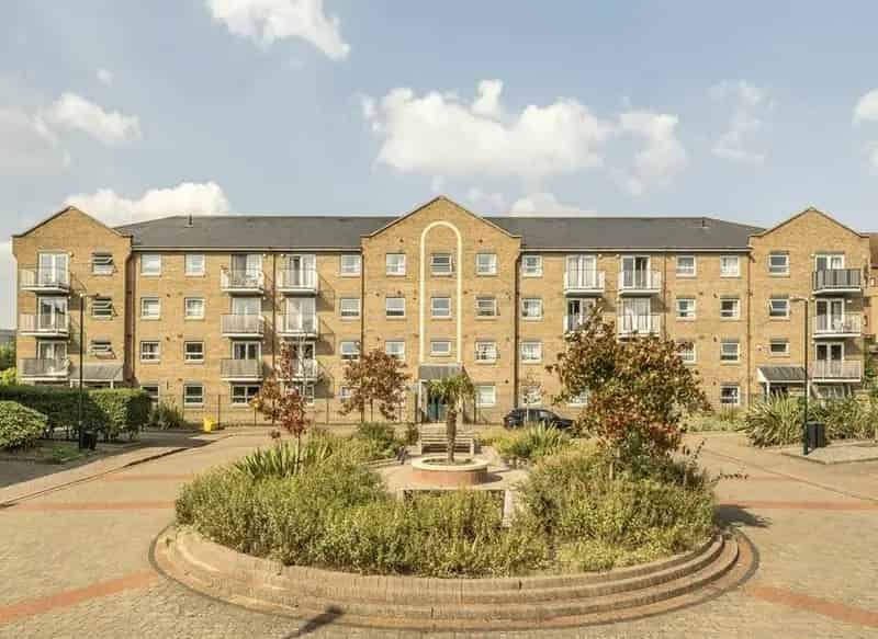 2 Bed Top Floor Apartment Near Canary Wharf