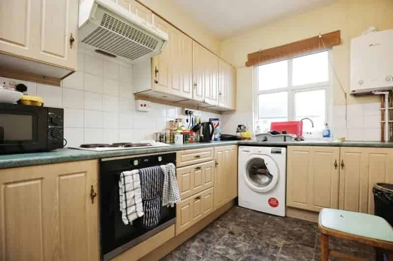 Two Double Bedroom Apartment Near Town Centre and Train Station