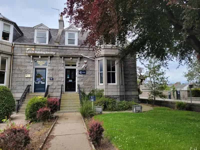 Granite Office Building with Modern Amenities