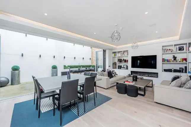4 Bedroom Mews House for Sale in Fulham Sands End