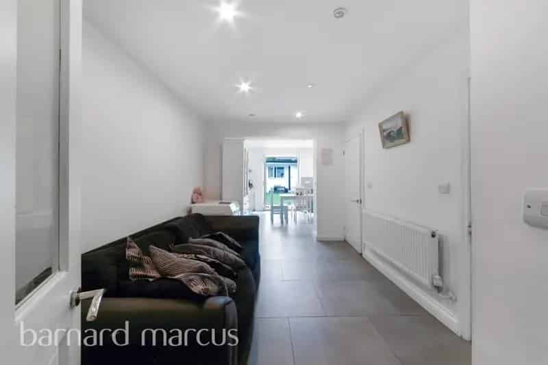 3 Bed House Near Thornton Heath Station - Modern Decor & Garden
