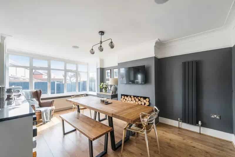 3 Bed Semi-Detached House Kingswood Crescent Modern Family Home