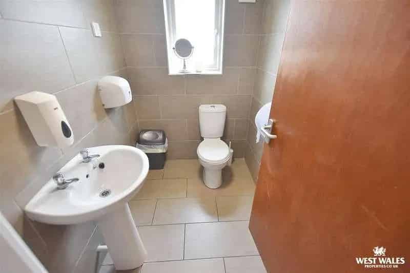 3 Bed House with Commercial Space For Sale