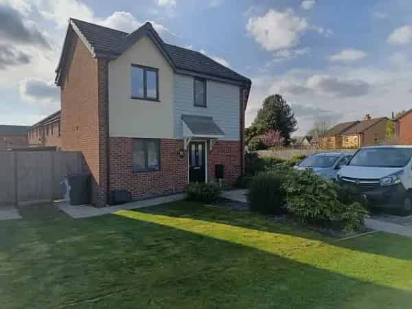2 Bed House with Garden Near Schools