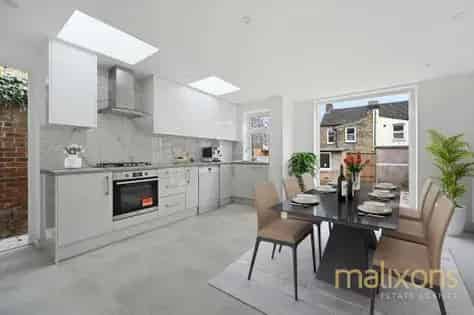 5 rooms house of 102 m² in London
