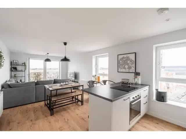 2 Bedroom Flat for Sale in Leith Edinburgh