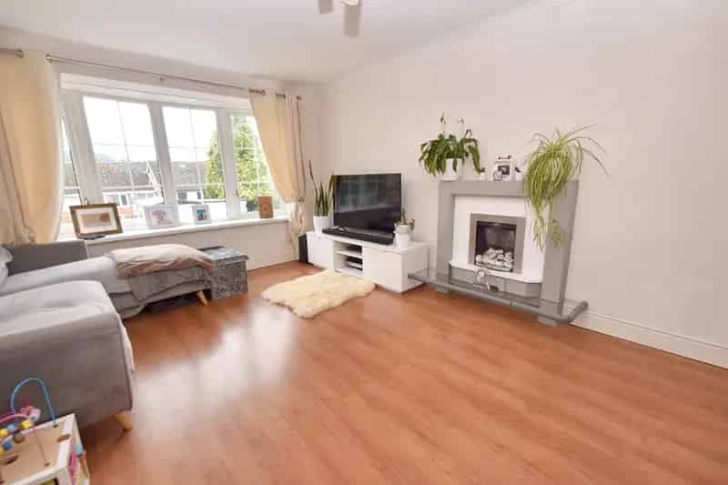 2 Bedroom End Townhouse with Garden and Garage