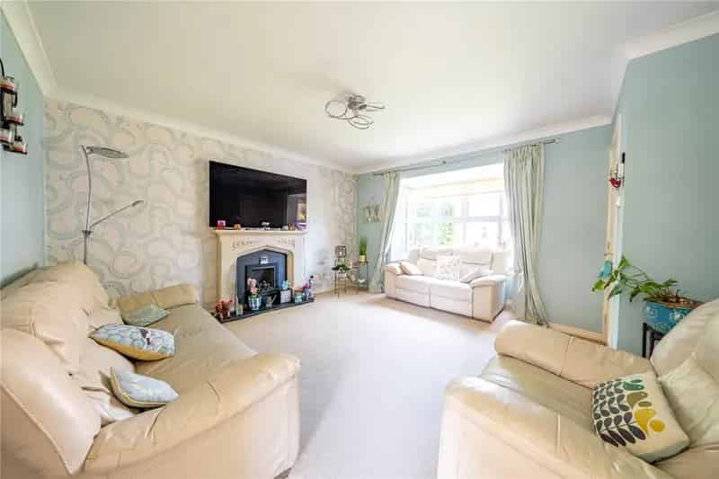 Four Double Bedroom Detached Family Home with Garden and Planning Permission