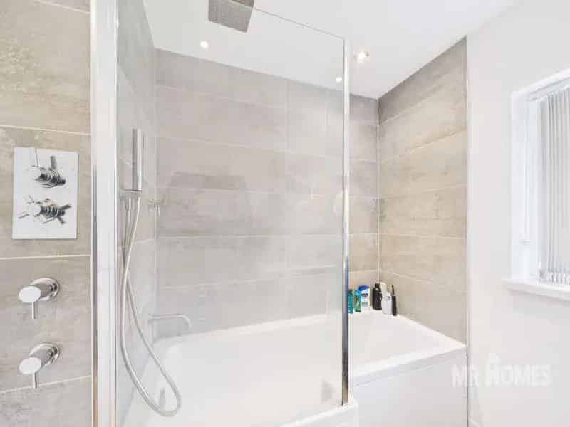 3 Bed Terrace House for Sale - Gated Driveway - Modern Kitchen and Bathroom
