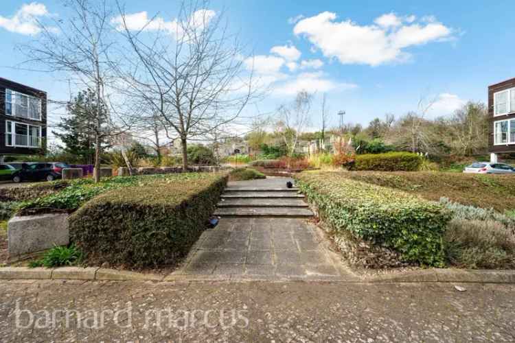 2 Bed Apartment Near Peckham Rye Park & Stations