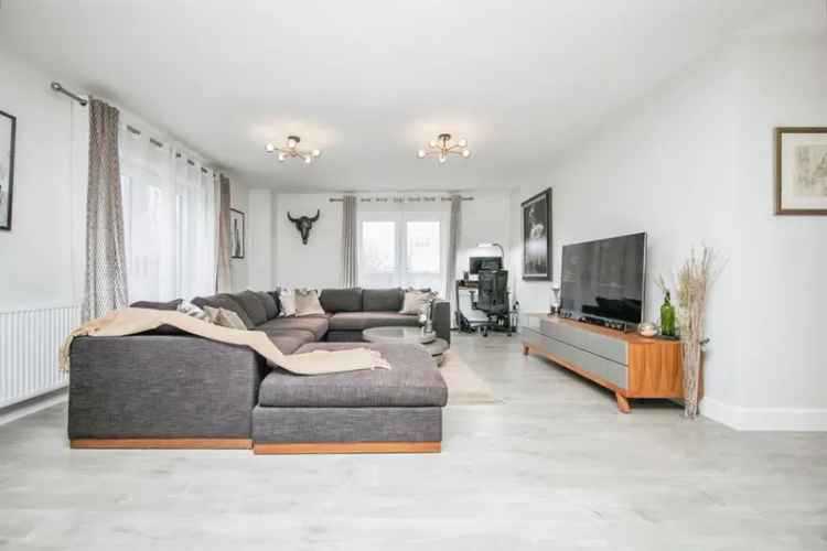 Spacious Apartment Near City Centre Mainline Station