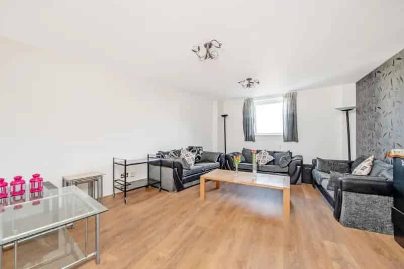 Spacious Two Double Bedroom Apartment with Leisure Facilities