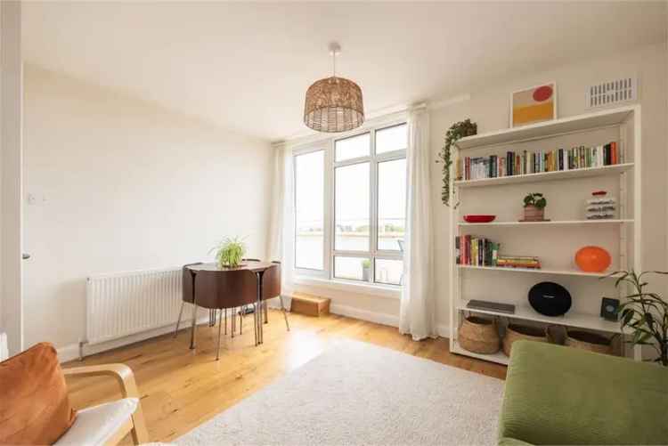 2 Bed Penthouse Flat with Balcony and Parking