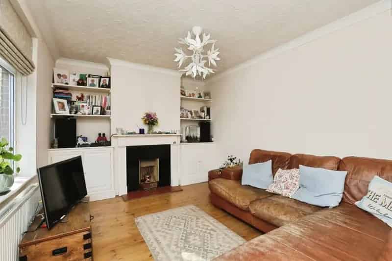Spacious 4-Bedroom Family Home with Garden and Garage
