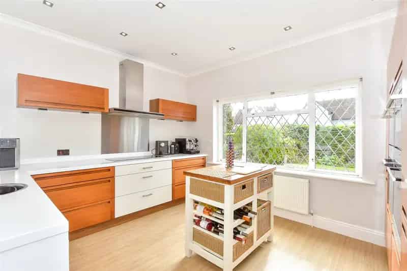 4 Bedroom Detached House For Sale Near Mainline Station